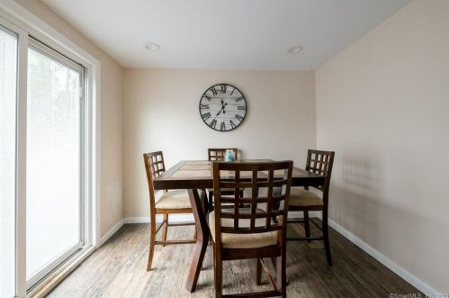 2 Valley Brook Ln, North Haven CT  06473-2638 exterior