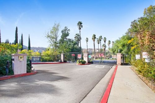 20032 Avenue Of The Oaks, Santa Clarita CA  91321-1365 exterior