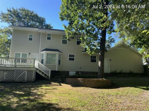 6080 Lakeway Dr, Fayetteville NC  28306-8703 exterior
