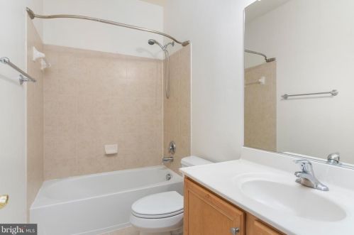 22476 Dinah Pl, Leesburg VA 20175-4808 exterior