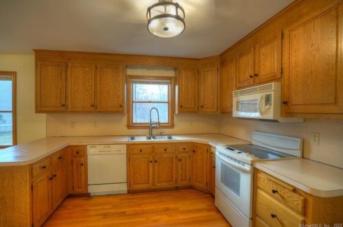 212 Gales Ferry Rd, Groton, CT 06340-2734