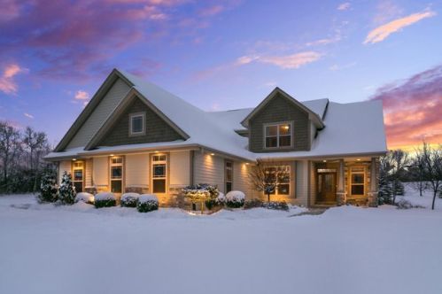554 Birchwood Dr, Chenequa, WI 53029-8015