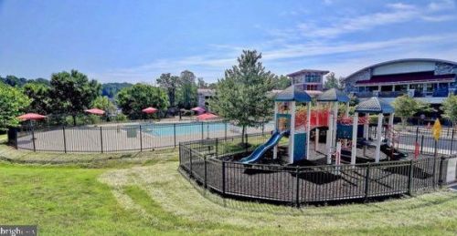 15352 Kensington Park Dr, Woodbridge VA  22191-6571 exterior