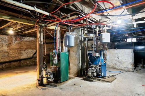 77 Chestnut St, Middletown CT  06457-3801 exterior