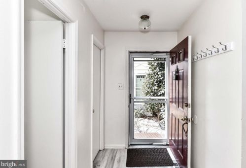 6910 Trestle Ct, Lorton VA  22079-1210 exterior