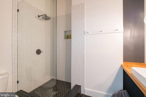 2026 Howard St, Philadelphia PA 19148-3334 exterior