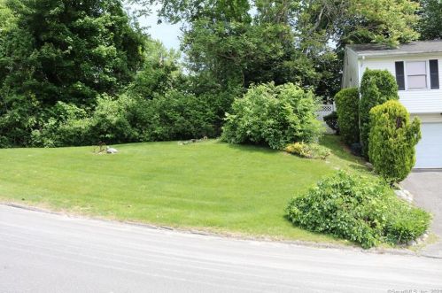 79 Sprucedale Dr, Waterbury, CT 06706-2840