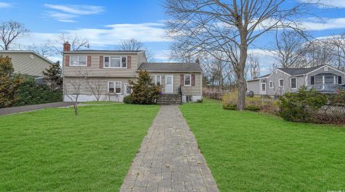 11 Blossom Ave, Holtsville, NY 11742-1704