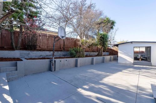 2709 Shamrock Dr, Richmond CA  94806-1524 exterior