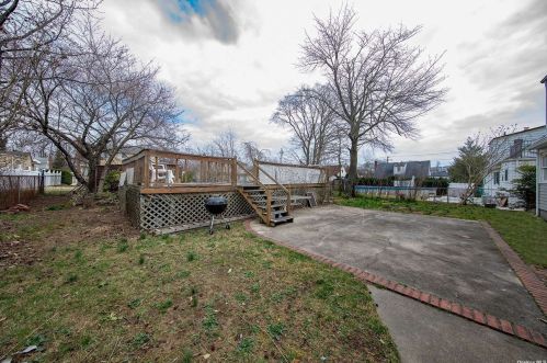 15 Hillcrest Dr, Westbury NY  11590-2447 exterior