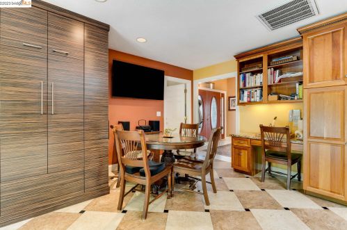 300 M St, Benicia, CA 94510-2708