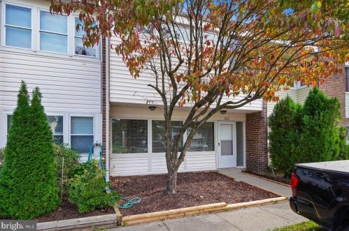 1222 Magnolia Ln, Herndon, VA 20170-3827
