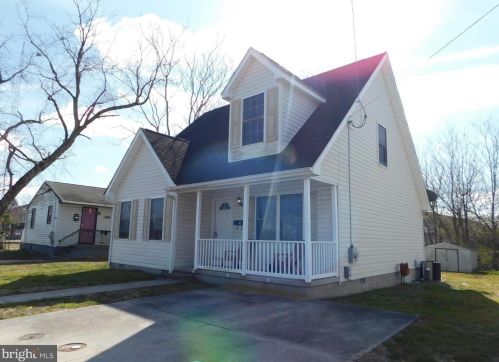 4 Grove St, Delmar, DE 19940-1003