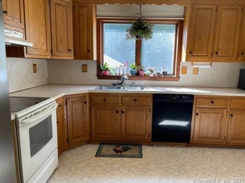 15 Lena Dr, Uncasville CT  06382-1405 exterior