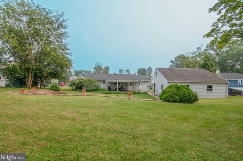 73 Manor Dr, Southampton, PA 18954-1851