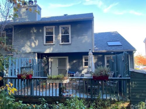 62 Buttonwood Dr, East Brunswick NJ  08816-4402 exterior