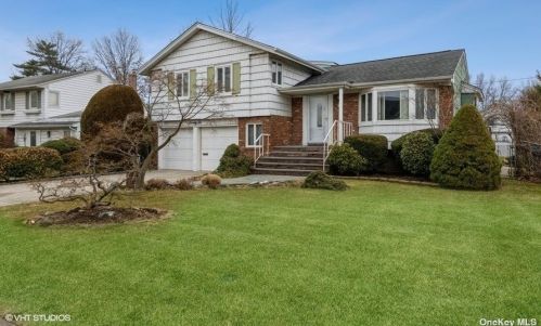 76 Shelbourne Ln, New Hyde Park, NY 11040-1044
