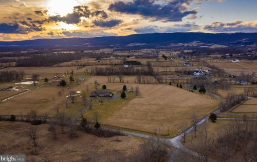 19691 Airmont Rd, Round Hill, VA 20141-1922