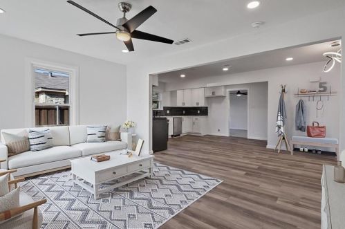 2521 Amelia St, Dallas TX  75235-8222 exterior