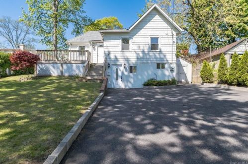 79 Allen Dr, Great Neck, NY 11020-1501