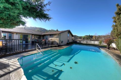 2501 Simas Ave, Pinole, CA 94564-1233