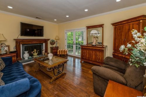 37 Kivy St, Huntington Station NY  11746-2044 exterior