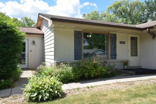 15401 Glendale Dr, Waukesha, WI 53151-2917