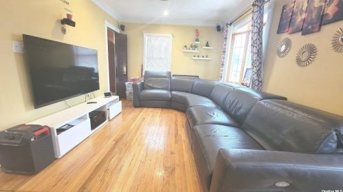 51 Farrel St, New Hyde Park NY  11040-2407 exterior