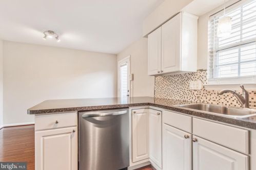 211 Frazer Dr, Purcellville VA  20132-5807 exterior