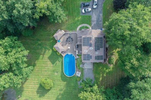 6 Beech Acres Dr, Rock Tavern, NY 12575-5523