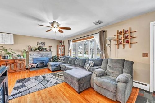 4 Jackson Dr, Poughkeepsie, NY 12603-5724