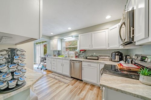 1105 Grandview Dr, Jeannette, PA 15644-1444