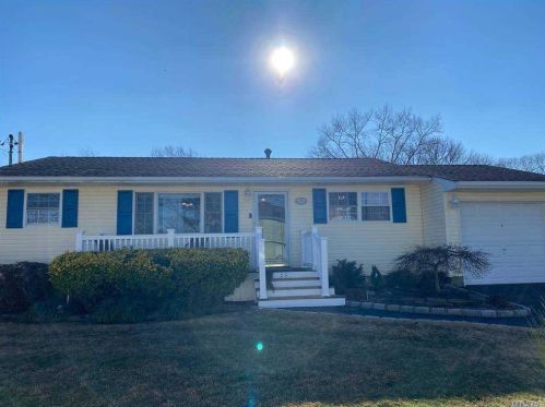 356 Neptune Ave, Babylon, NY 11704-5820