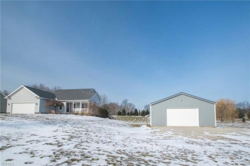 10911 Wolf Ave, Hartville, OH 44632-8632