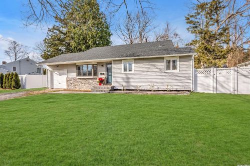 36 Wren Ct, Northport NY  11768-3344 exterior