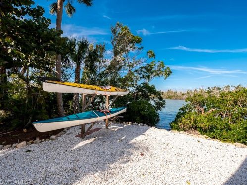 5690 Pne Tree Dr, Sanibel FL 33957-2304 exterior