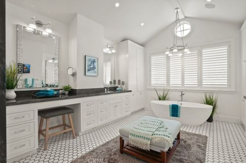 2691 Crestview Dr, Newport Beach CA  92663-5626 exterior