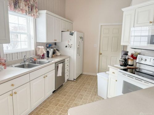 127 Un Rdg Dr, Englewood OH 45322-8773 exterior