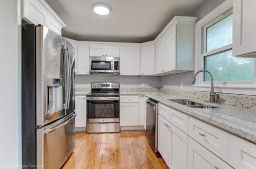 121 Fir Ave, Tiverton RI  02878-1640 exterior