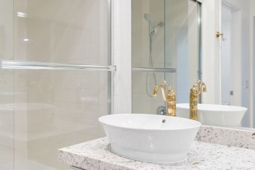 280 Cagney Ln, Newport Beach CA  92663-2661 exterior