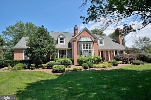 789 Stephanie Cir, Great Falls, VA 22066-2839