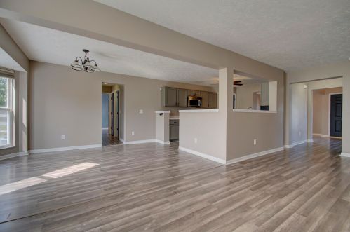 1733 Greatwood Dr, Florence KY  41042-8121 exterior