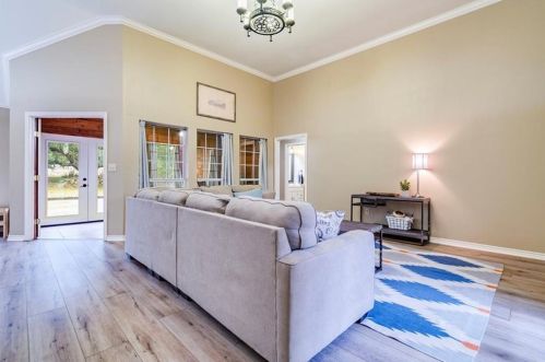 140 Barton Ranch Cir, Mount Sharp, TX 78620-3750