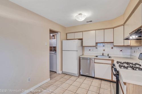 13 Jennings Ct, East Freehold NJ  07728-4320 exterior