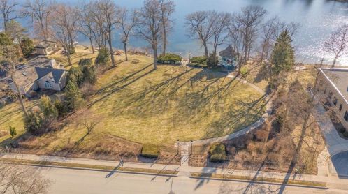 402 Pine Ter, Oconomowoc, WI 53066-2886