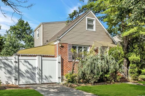 15 Jackson Ave, Floral Park, NY 11003-4204