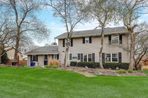 13190 Scarborough Dr, Waukesha WI  53151-6122 exterior
