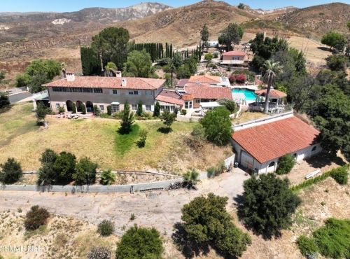 3192 Sycamore Dr, Simi Valley CA 93065-2703 exterior