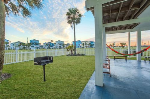 25314 Intrepid Ln, Galveston TX  77554-6612 exterior