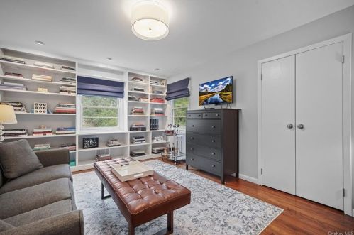 180 Hillair Cir, White Plains NY  10605-4506 exterior